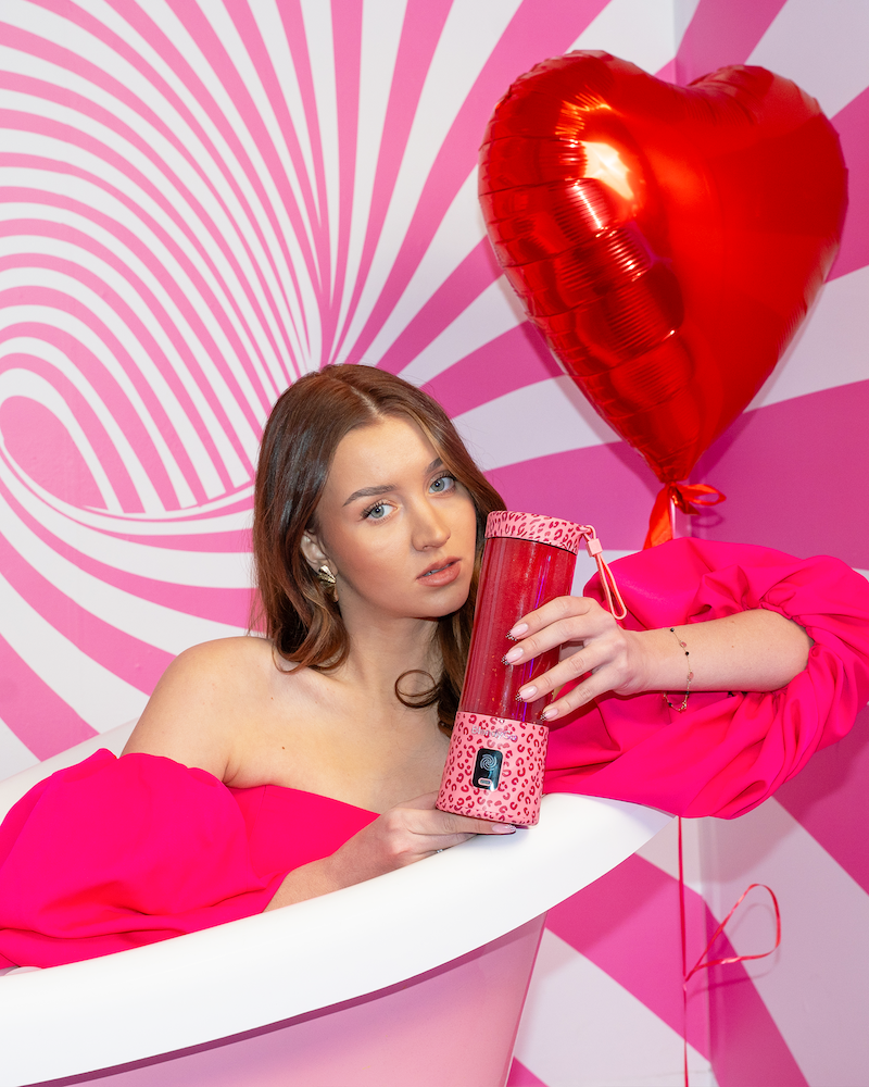 Dziewczyna z dwoma blenderami BlendyGo w pionie