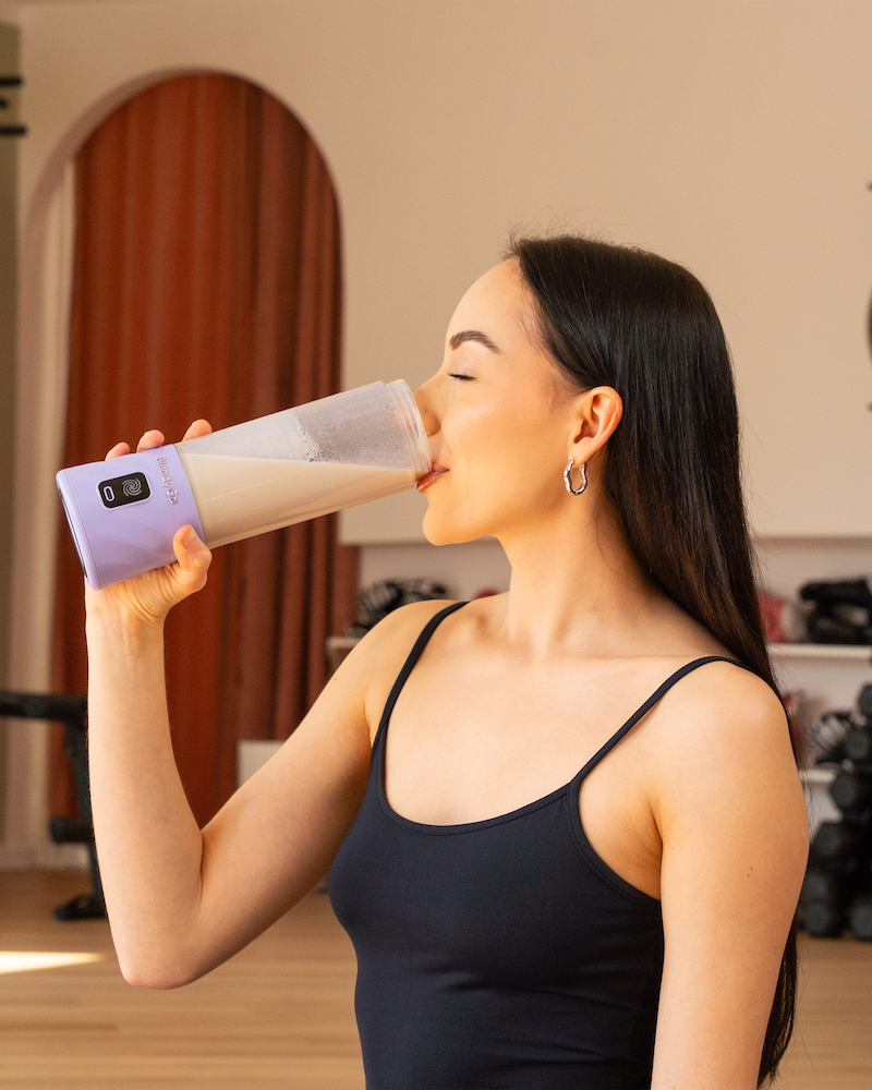 Dziewczyna z blenderem BlendyGo w pionie