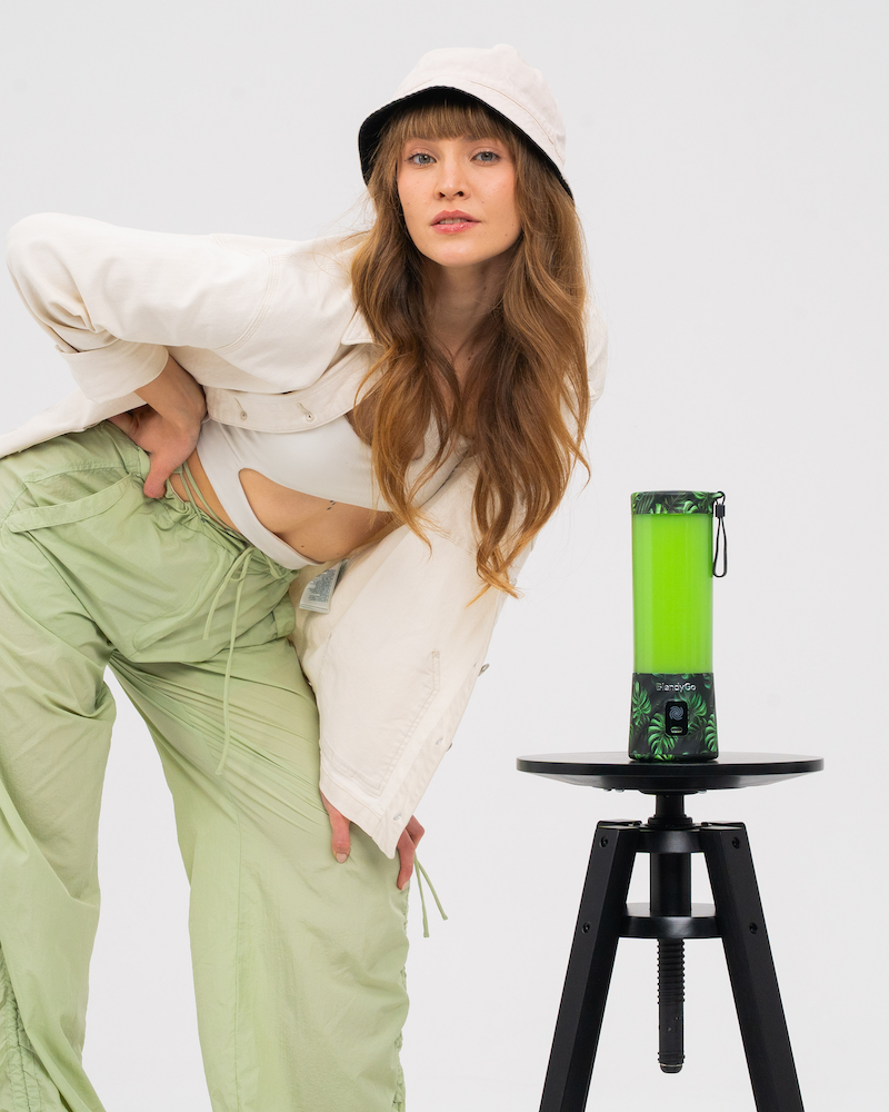 Dziewczyna z dwoma blenderami BlendyGo w pionie